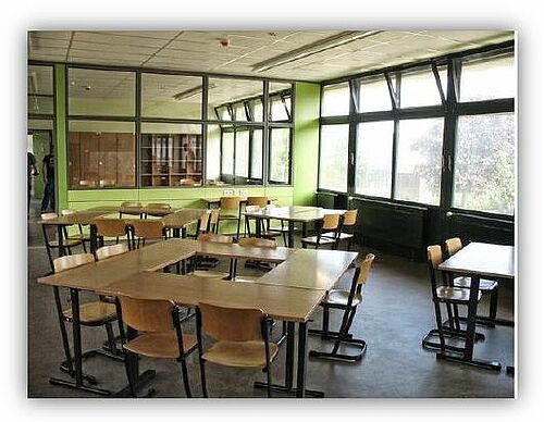 Klassenraum mit angrenzendem Lernbüro Klassenraum mit angrenzendem Lernbüro