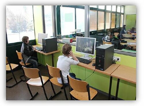 Lernbüro mit je zwei Computern Lernbüro mit je zwei Computern